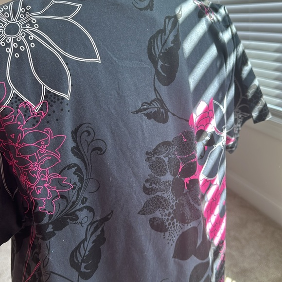 Gently work woman’s scrub top - Picture 5 of 5